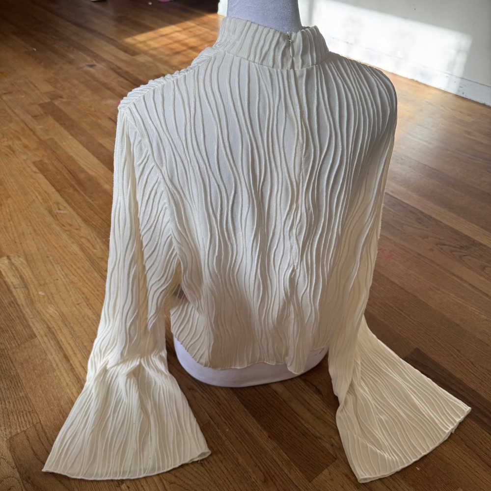 Cider Cream Wavy Textured Plisse Mock Neck Bell Sleeve Top XL - Picture 8 of 8